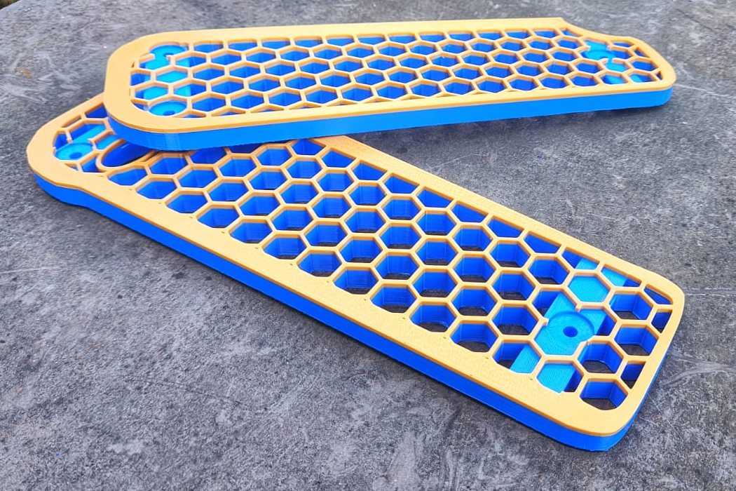 Trittbretter Simson Schwalbe im Wabenmuster, zweifarbig gelb-blau, schräg von oben
